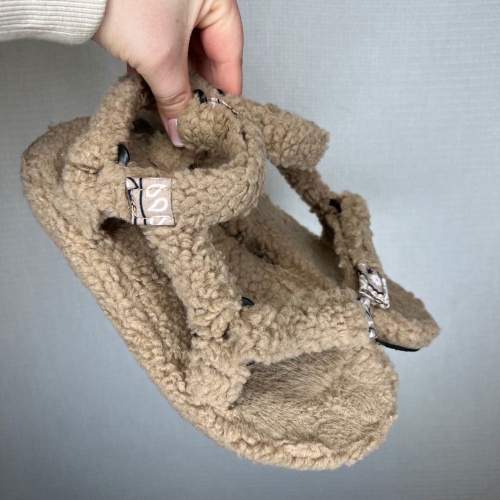 Arizona Love Trekky Tan Faux Shearling Teddy 39 Strappy Sandals Womensβ Beige